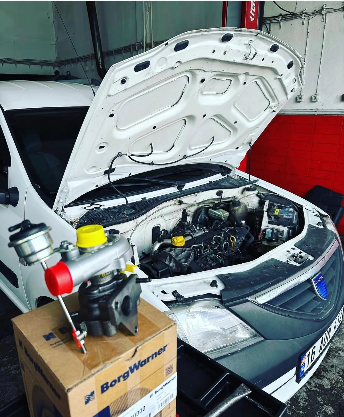 BorgWarner sıfır turbo montajı öncesi araç ve motor bölmesi